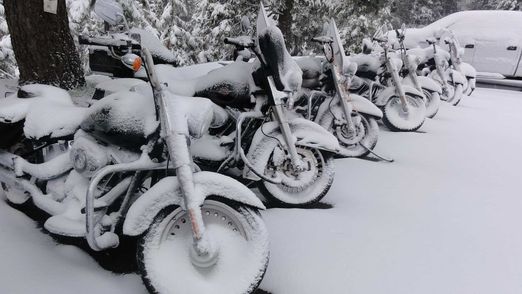 Illustrasjon - motorsykler som står ute i snøvær